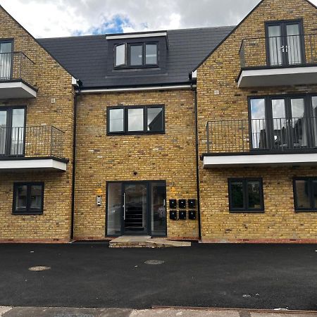 Skyvillion - London Enfield Chase Apartments With Parking & Wifi Exterior photo