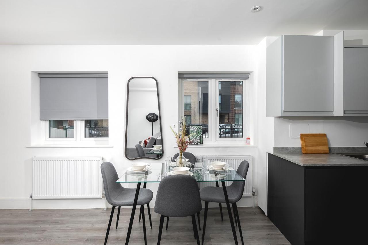 Skyvillion - London Enfield Chase Apartments With Parking & Wifi Exterior photo