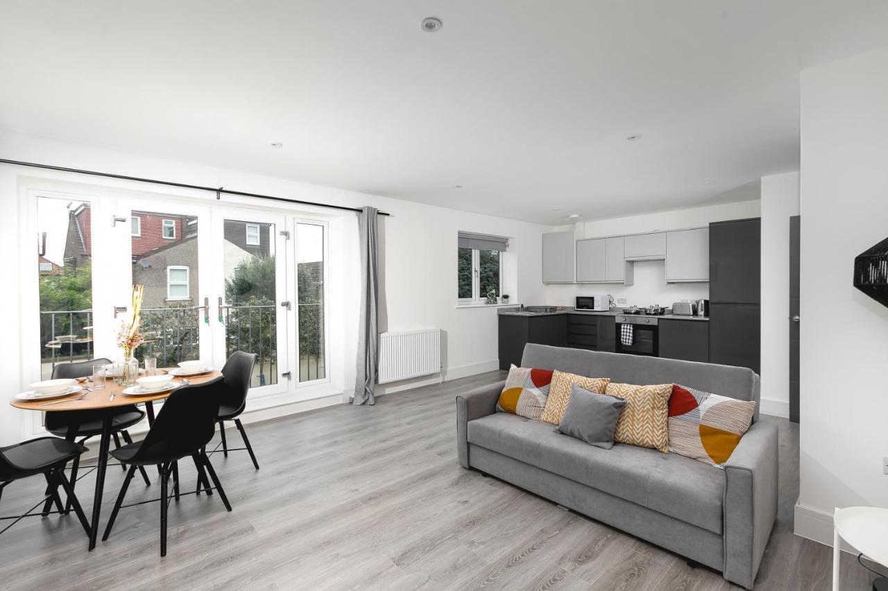 Skyvillion - London Enfield Chase Apartments With Parking & Wifi Exterior photo
