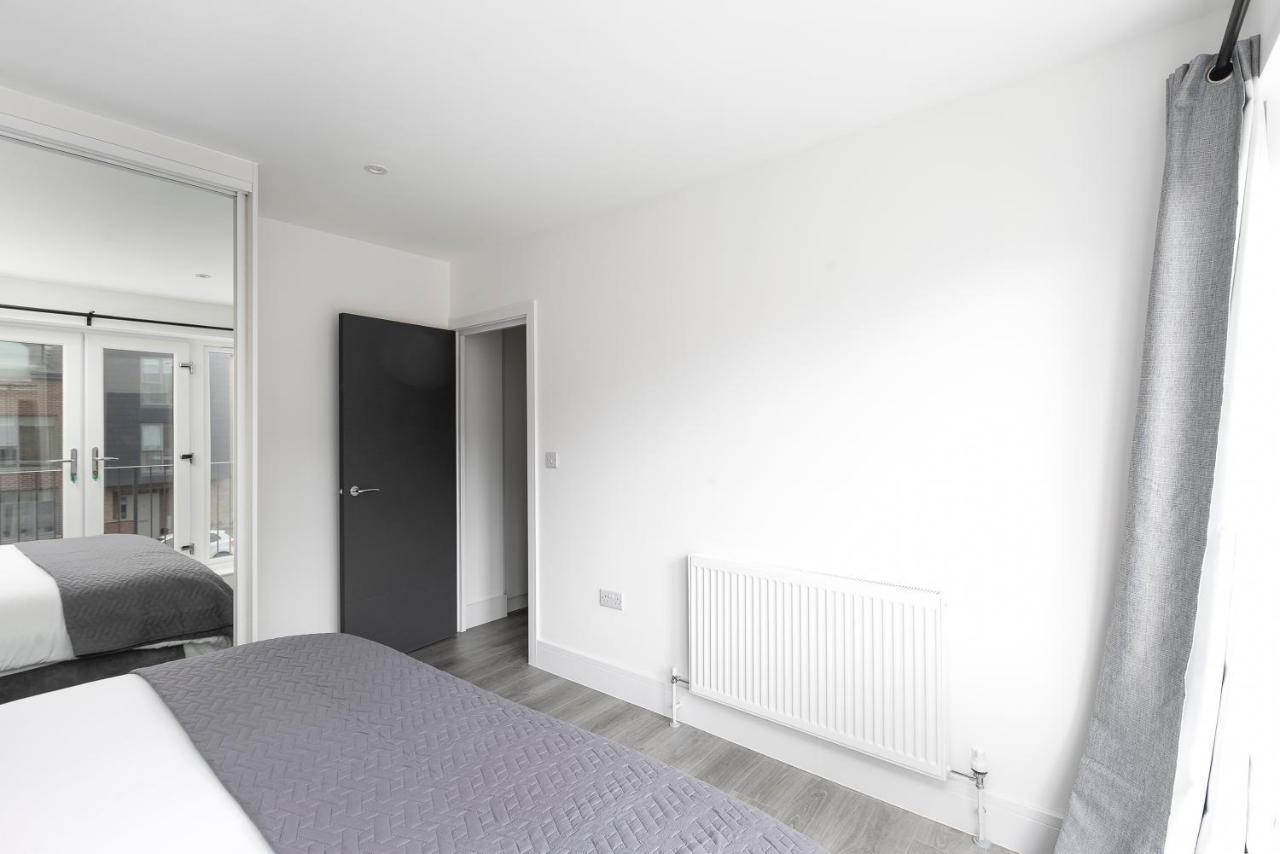 Skyvillion - London Enfield Chase Apartments With Parking & Wifi Exterior photo