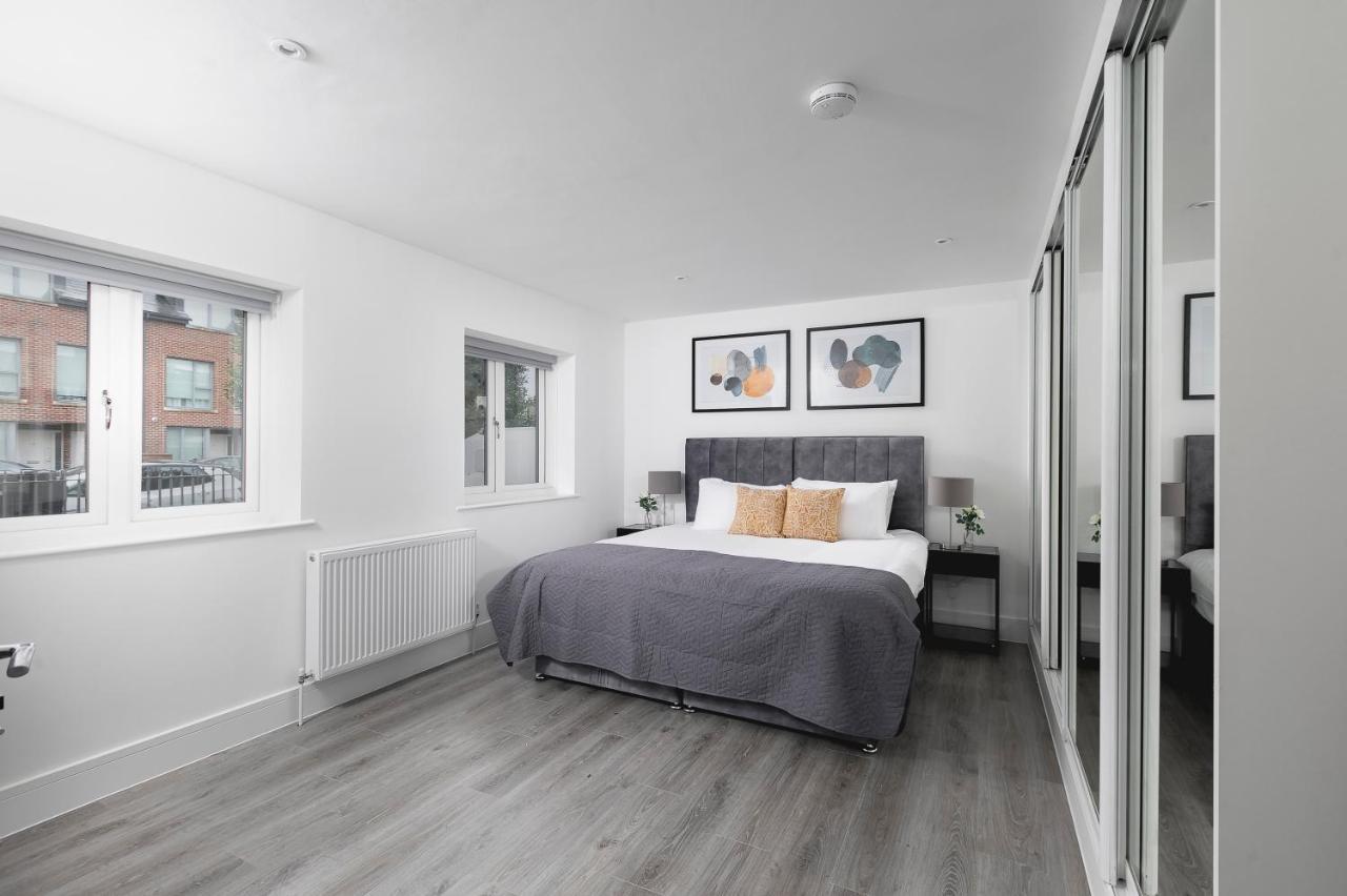 Skyvillion - London Enfield Chase Apartments With Parking & Wifi Exterior photo