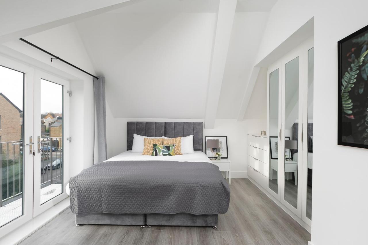 Skyvillion - London Enfield Chase Apartments With Parking & Wifi Exterior photo