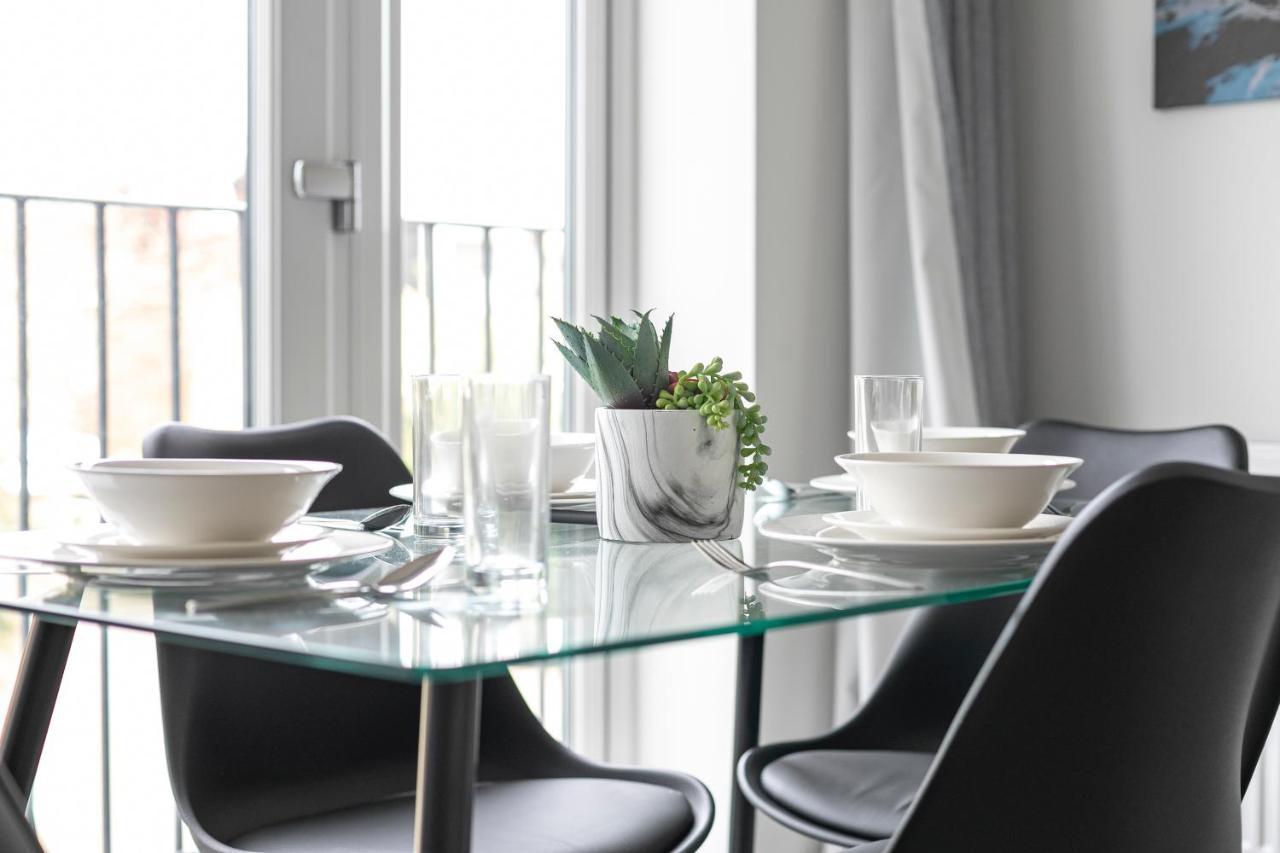 Skyvillion - London Enfield Chase Apartments With Parking & Wifi Exterior photo