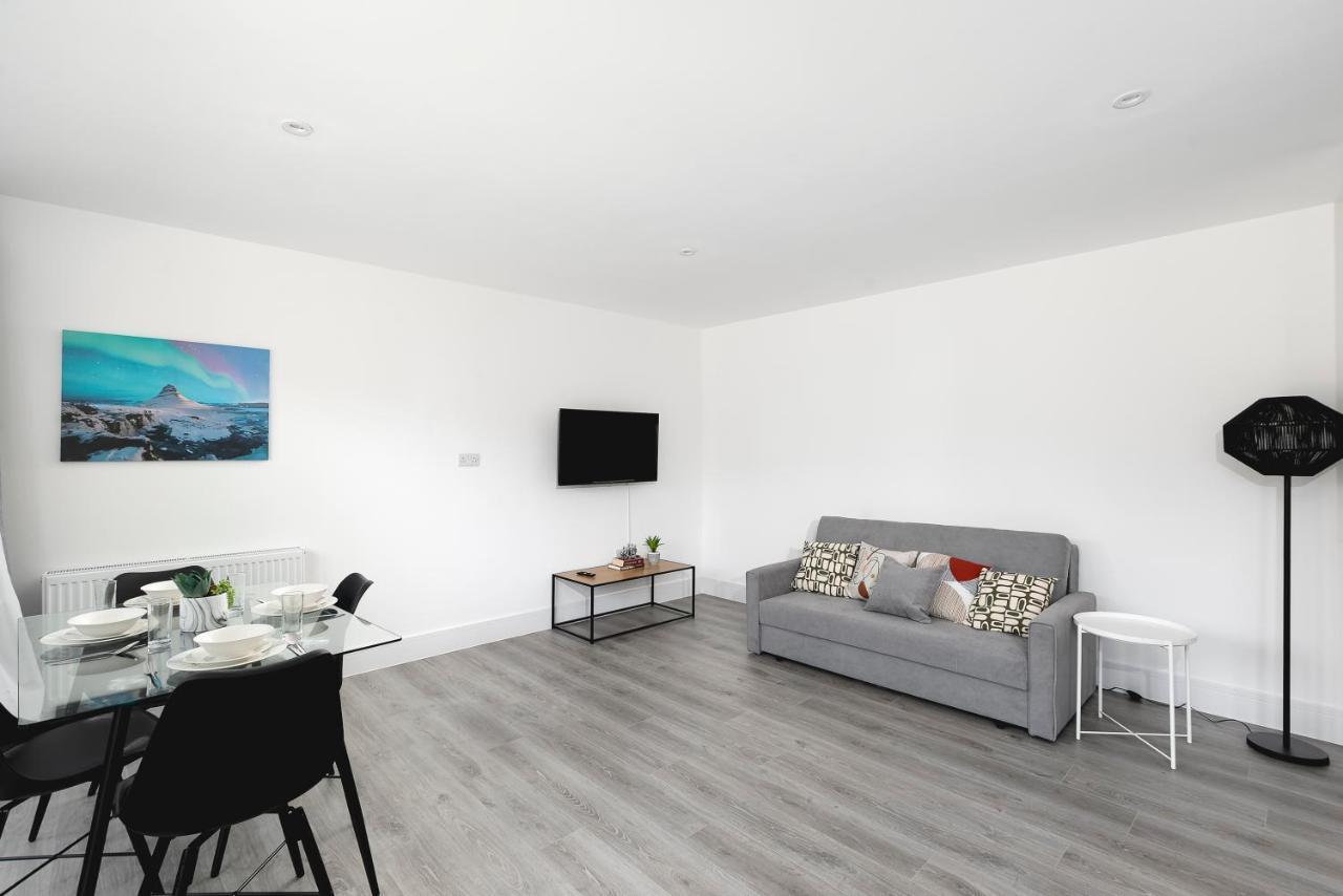 Skyvillion - London Enfield Chase Apartments With Parking & Wifi Exterior photo