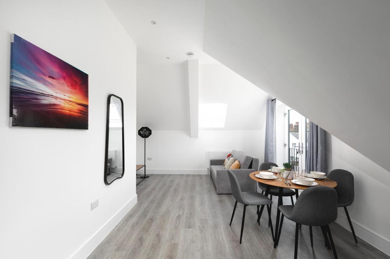 Skyvillion - London Enfield Chase Apartments With Parking & Wifi Exterior photo