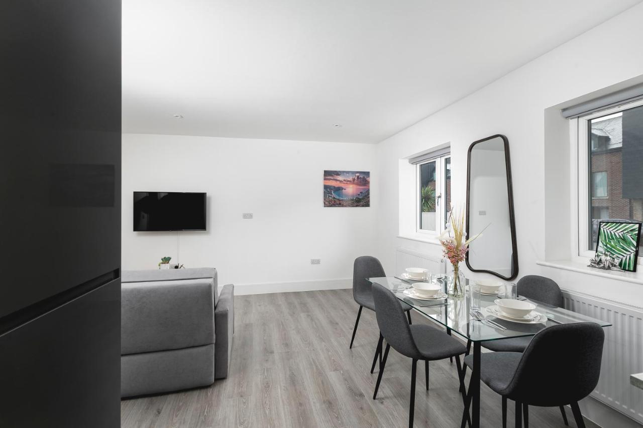 Skyvillion - London Enfield Chase Apartments With Parking & Wifi Exterior photo
