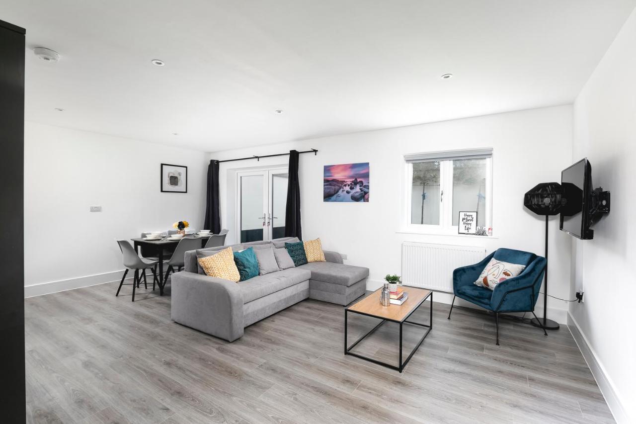 Skyvillion - London Enfield Chase Apartments With Parking & Wifi Exterior photo