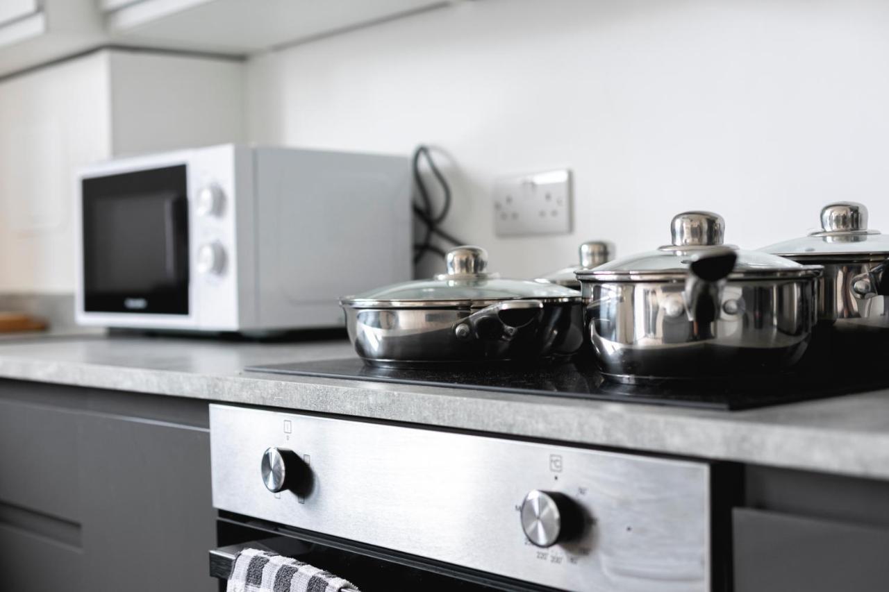 Skyvillion - London Enfield Chase Apartments With Parking & Wifi Exterior photo