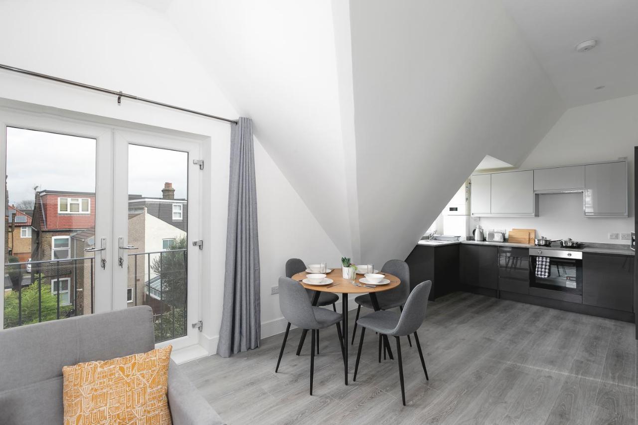 Skyvillion - London Enfield Chase Apartments With Parking & Wifi Exterior photo