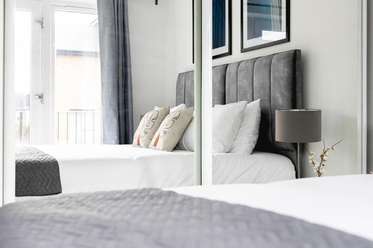 Skyvillion - London Enfield Chase Apartments With Parking & Wifi Exterior photo