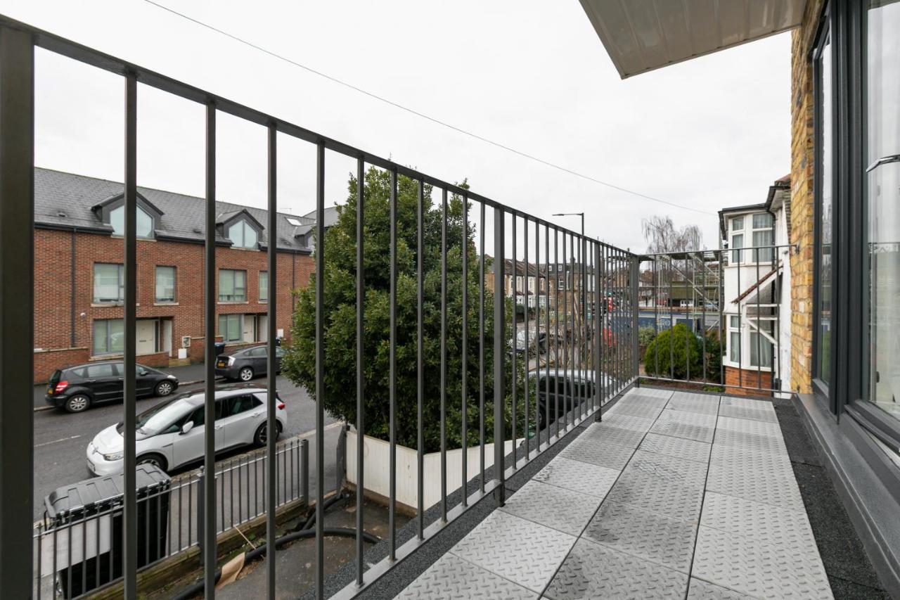 Skyvillion - London Enfield Chase Apartments With Parking & Wifi Exterior photo