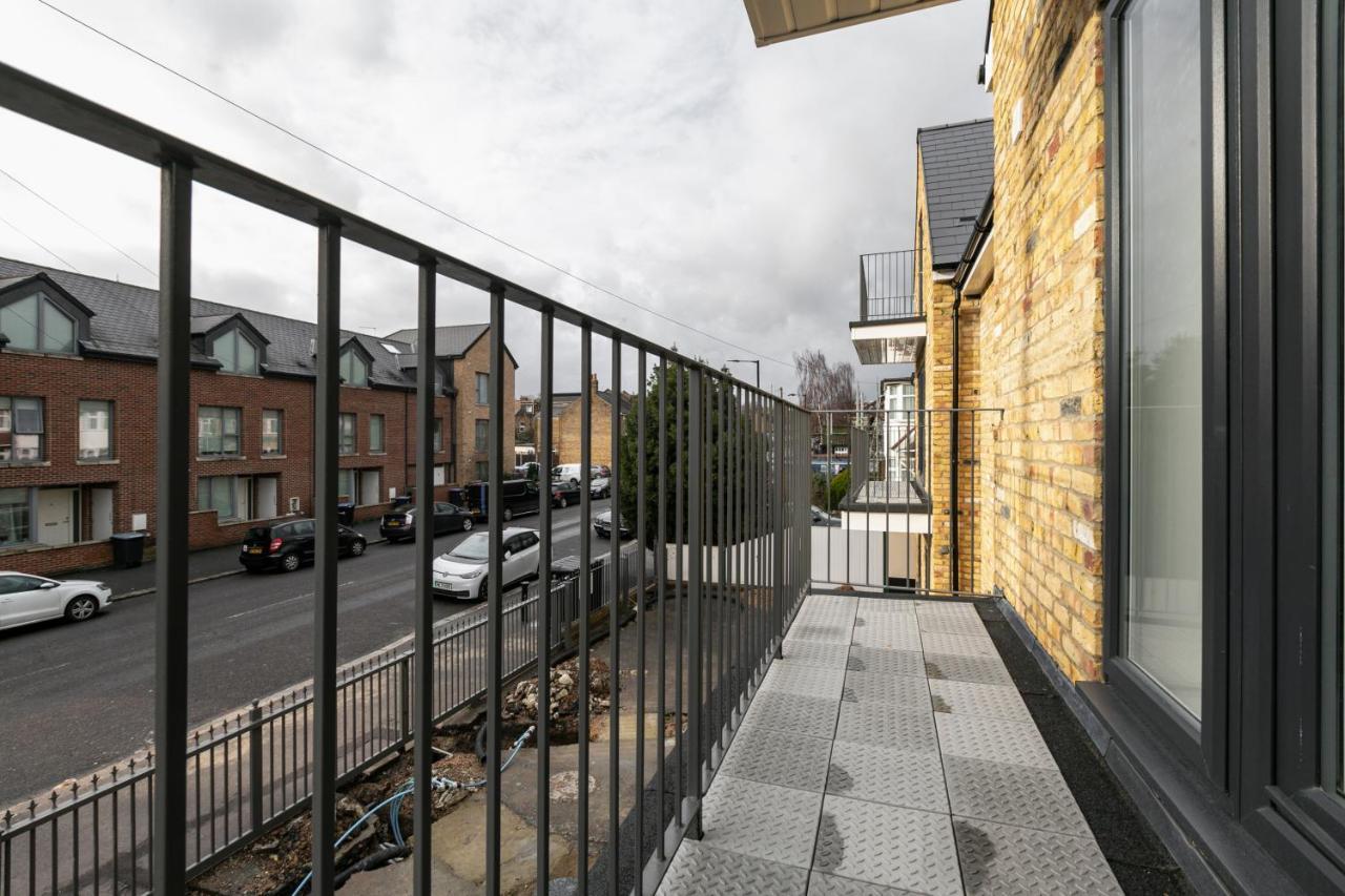 Skyvillion - London Enfield Chase Apartments With Parking & Wifi Exterior photo