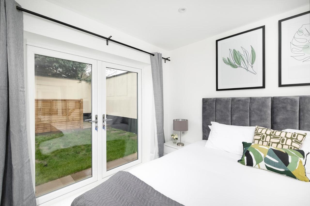 Skyvillion - London Enfield Chase Apartments With Parking & Wifi Exterior photo