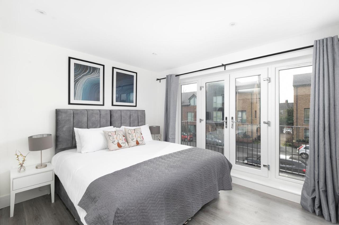 Skyvillion - London Enfield Chase Apartments With Parking & Wifi Exterior photo