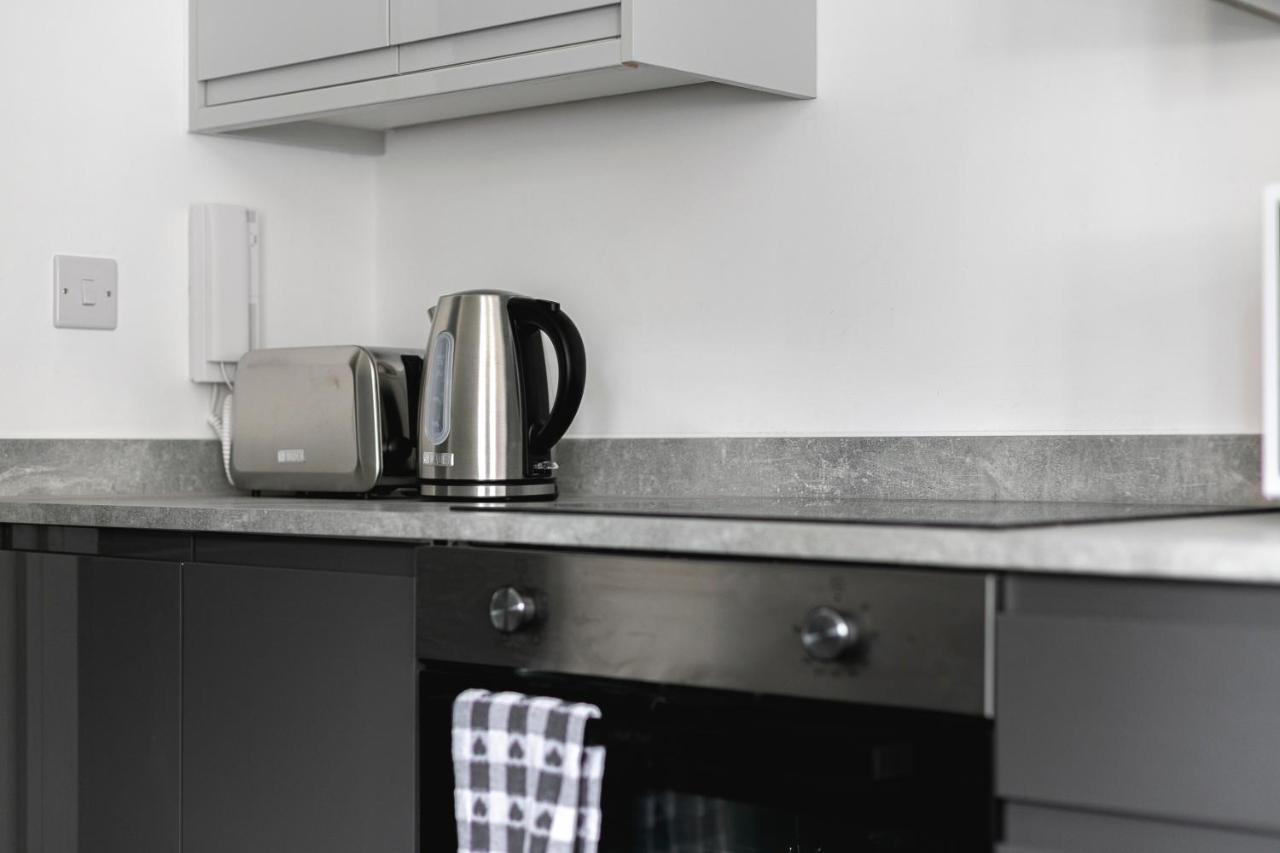Skyvillion - London Enfield Chase Apartments With Parking & Wifi Exterior photo