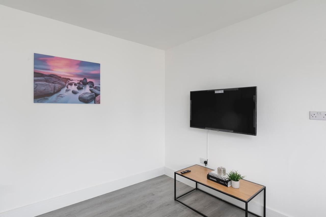 Skyvillion - London Enfield Chase Apartments With Parking & Wifi Exterior photo