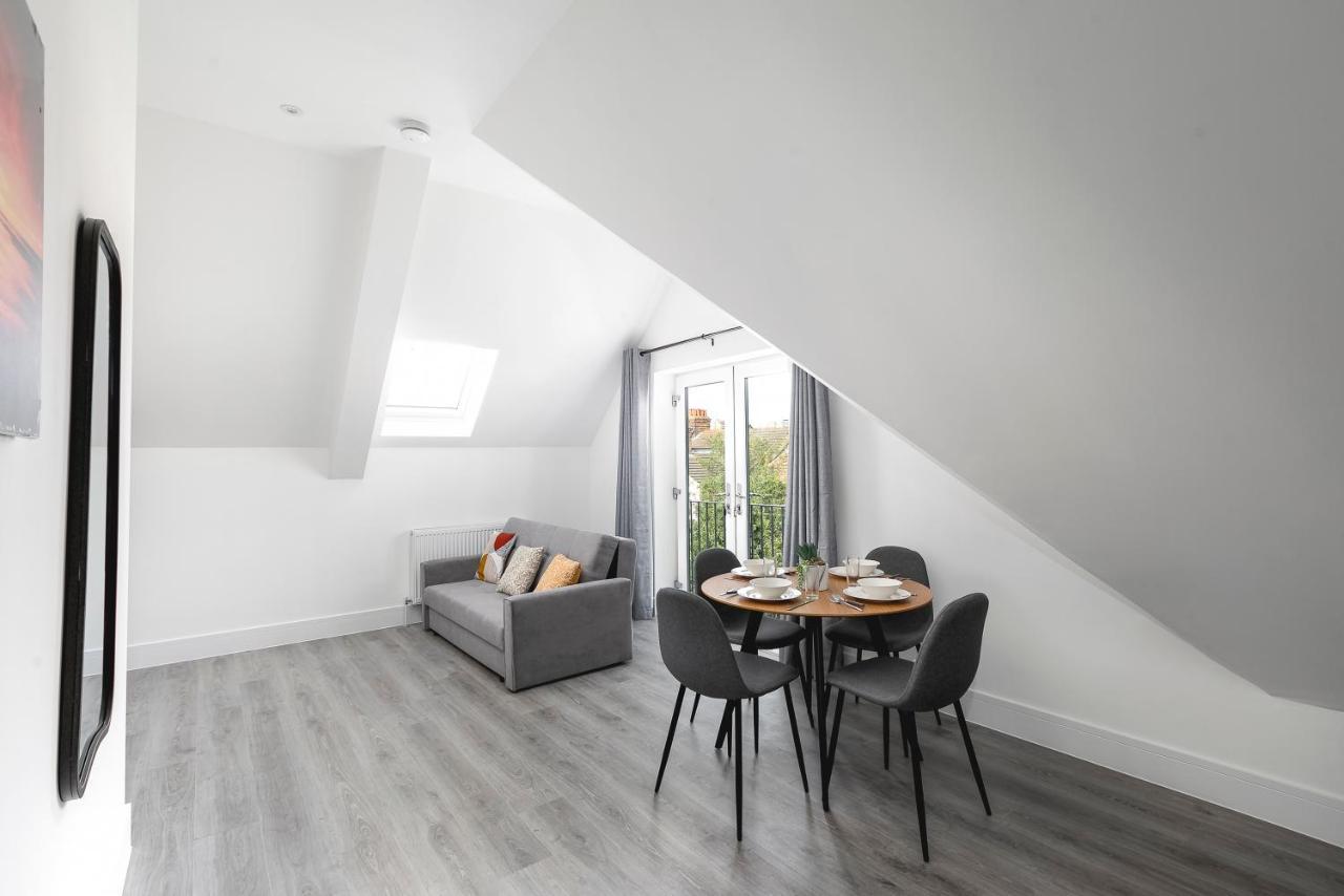 Skyvillion - London Enfield Chase Apartments With Parking & Wifi Exterior photo