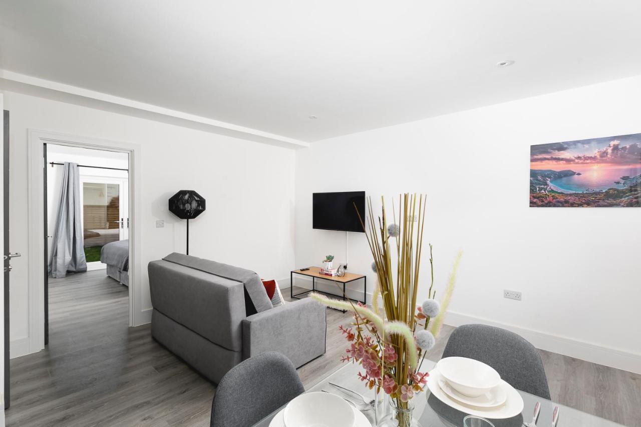 Skyvillion - London Enfield Chase Apartments With Parking & Wifi Exterior photo