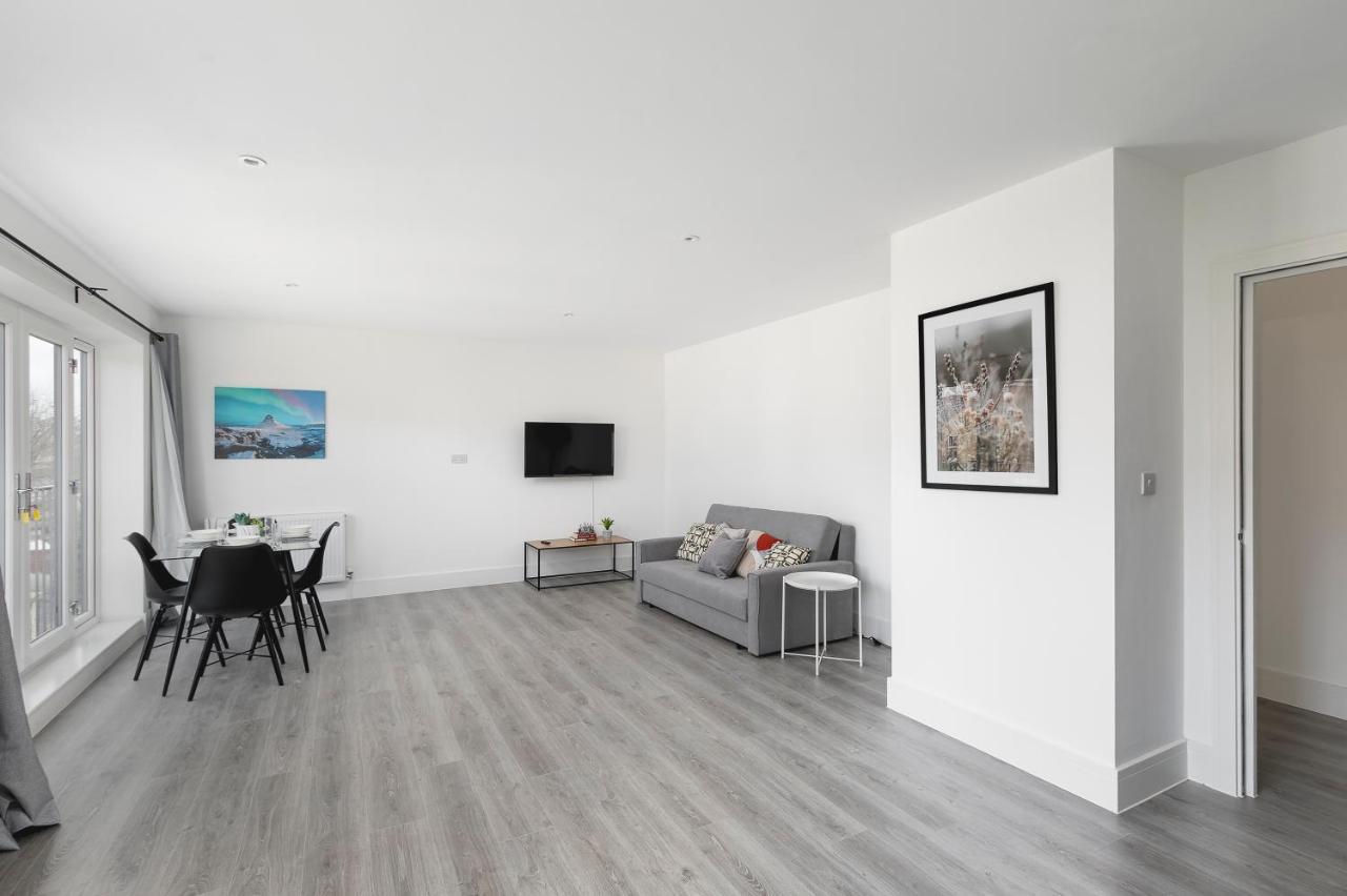 Skyvillion - London Enfield Chase Apartments With Parking & Wifi Exterior photo