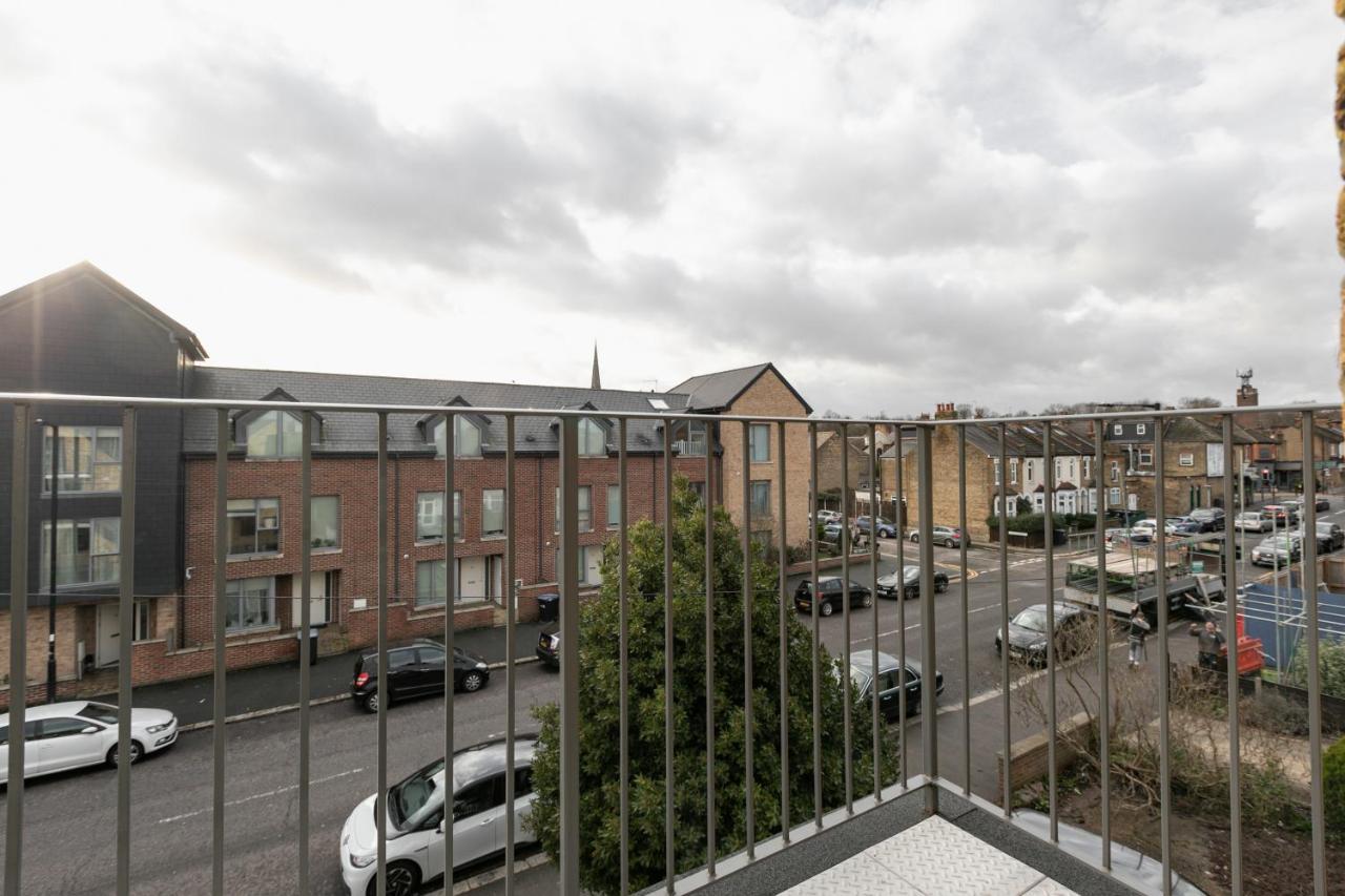 Skyvillion - London Enfield Chase Apartments With Parking & Wifi Exterior photo