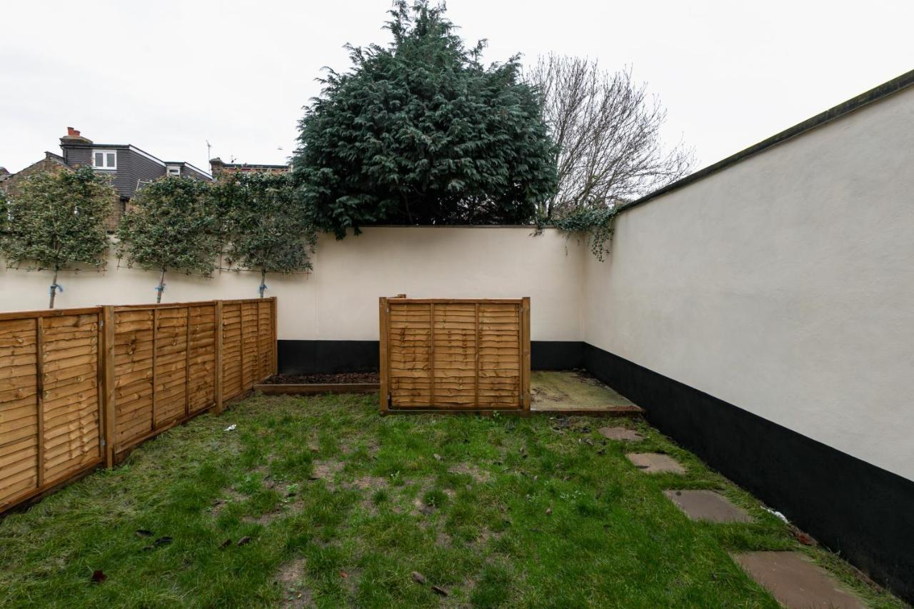 Skyvillion - London Enfield Chase Apartments With Parking & Wifi Exterior photo