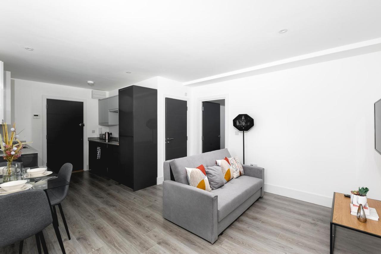 Skyvillion - London Enfield Chase Apartments With Parking & Wifi Exterior photo