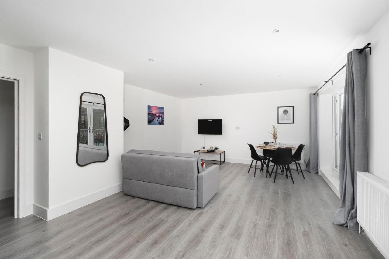 Skyvillion - London Enfield Chase Apartments With Parking & Wifi Exterior photo