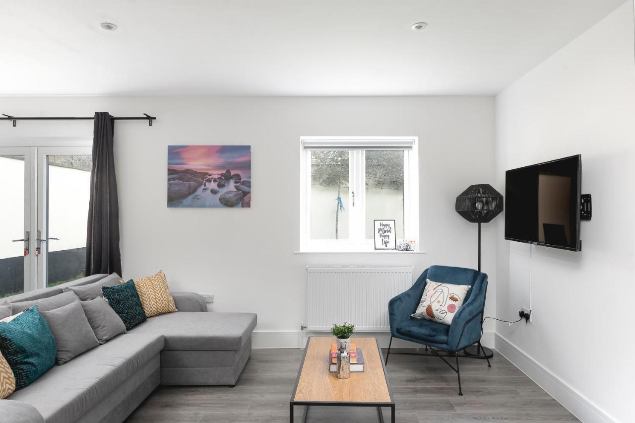 Skyvillion - London Enfield Chase Apartments With Parking & Wifi Exterior photo