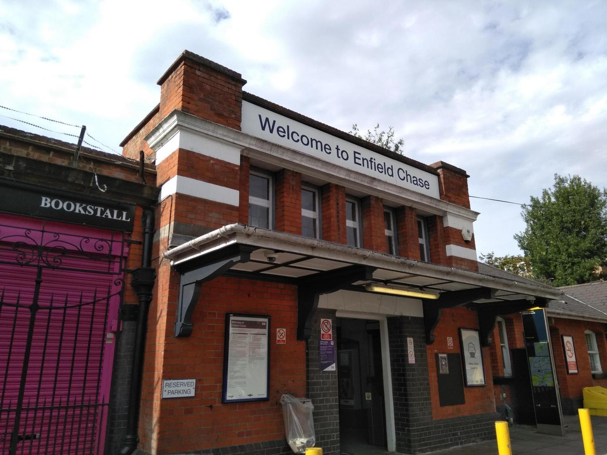 Skyvillion - London Enfield Chase Apartments With Parking & Wifi Exterior photo